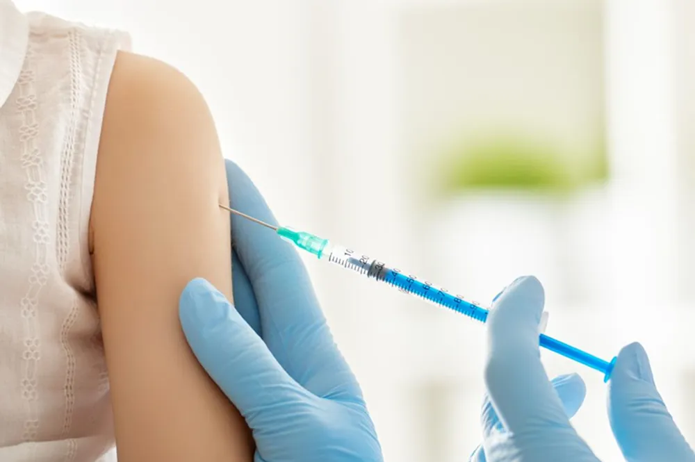 Patient receiving personalized allergy management advice from a healthcare provider